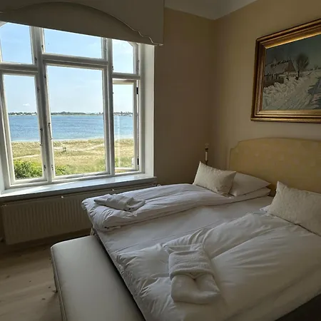 Hotel Aarosund 4*