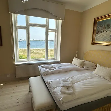 Hotel Aarosund 4*